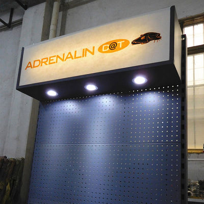 हुक के साथ फैशनेबल 375 मिमी गहराई 1030 मिमी लंबाई वाली पेगबोर्ड वायर शेल्फ